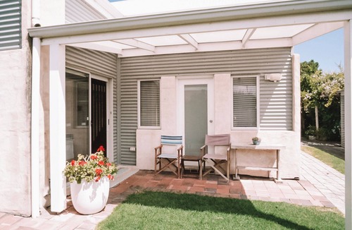 Waterhouse House | Drift Away - Best Location. 100m from Shops. 150m from beach!