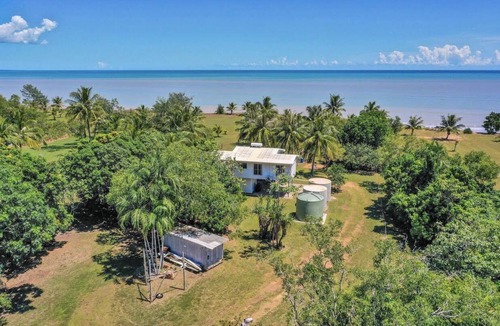 Dundee Beach House | Driftwood Beachfront Getaway, sleeps 8 comfortably, Linen included