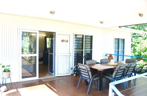 Dundee Beach House | Driftwood Beachfront Getaway, sleeps 8 comfortably, Linen included