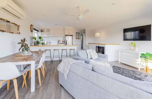 Lakes Entrance House | Driftwood Townhouse Waterfront Central Location
