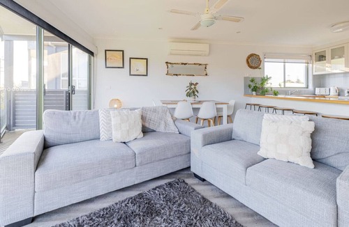 Lakes Entrance House | Driftwood Townhouse Waterfront Central Location