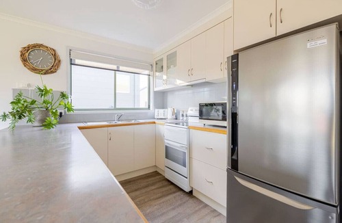 Lakes Entrance House | Driftwood Townhouse Waterfront Central Location