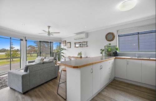 Lakes Entrance House | Driftwood Townhouse - Waterfront-Central Location