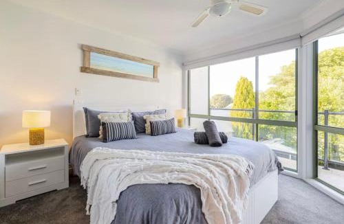 Lakes Entrance House | Driftwood Townhouse - Waterfront-Central Location