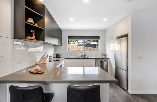 Warrane Villa | "Driftwood Villa" No4 -10 Mins to Airport & CBD.