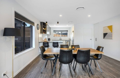 Warrane Villa | "Driftwood Villa" No4 -10 Mins to Airport & CBD.