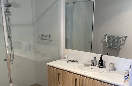 Drysdale House | Drysdale Delight - Brand new townhouse right in the middle of town