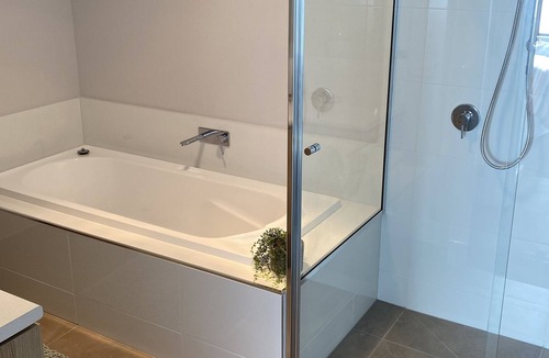 Drysdale House | Drysdale Delight - Brand new townhouse right in the middle of town
