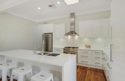 Dubbo Villa | Dubbo 4BR Getaway with Full kitchen, Patio & Grill