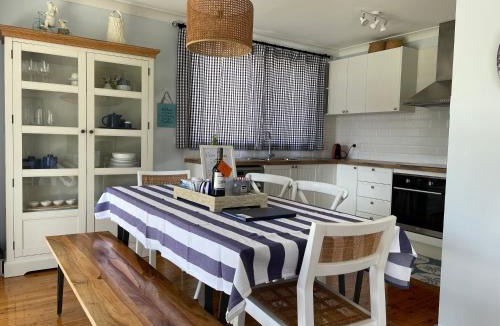 Dora Creek House | Duckys Lodge A Cozy Absolute Waterfront Retreat