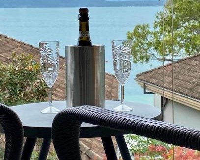 Nelson Bay Hotel | Dutchies Motel Nelson Bay & Dutchmans Beach Apartments