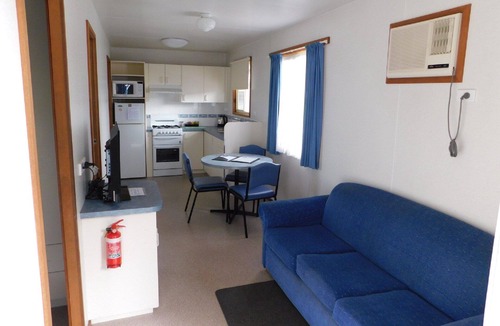 Portarlington Cabin | Dylene Caravan Park - 2 Br Family Cabin with Air