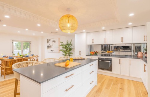 Shoal Bay House | East Belmont, 38 Tomaree Rd - spa, linen, Wi-Fi, Air Con , Games Room
