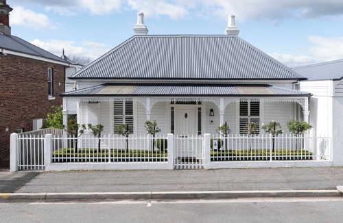 East Launceston House | East Launceston Home Sleeps 11 City Views