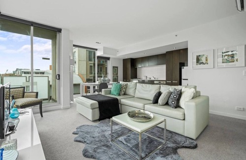 East Melbourne Apartment | East Melbourne retreat: 2 bed + car park