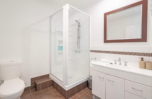 Lindisfarne House | Eastern Shore Escape - Panoramic Modern Comforts