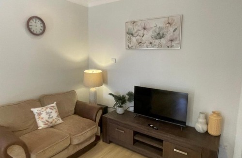 Forest Hill House | Easy Wagga Stopover, Spacious & Comfortable