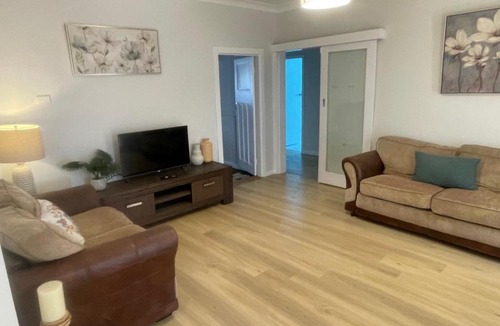 Forest Hill House | Easy Wagga Stopover, Spacious & Comfortable