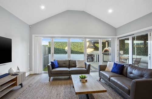 Clifton Springs House | Edge Water Luxury Living by the Sea