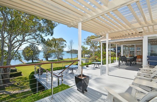 Morisset Park House | Edgewater Lakehouse at Morisset Memories