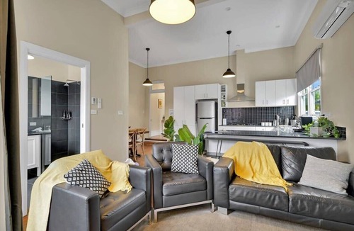 Orange East Apartment | Edwina Suite I. Bathtub & Garden. Orange CBD.