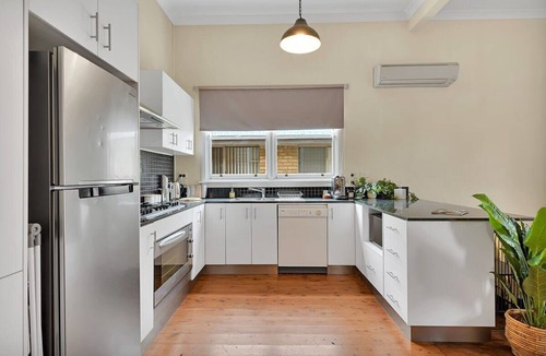 Orange East Apartment | Edwina Suite I. Bathtub & Garden. Orange CBD.