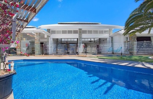 Broadbeach Waters House | Elegant and relaxing, enjoy your own piece of paradise.