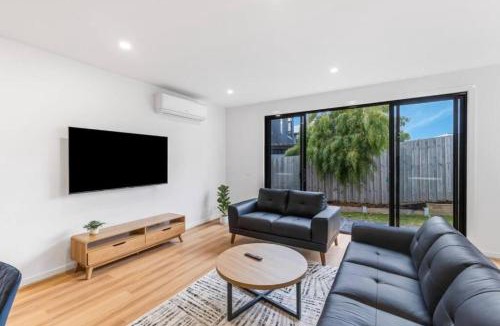 Highton House | "Elegant Home in Highton near City City"