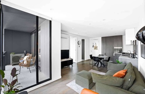 Richmond North Apartment | Elegant Richmond Stay Near Cafes and Dining
