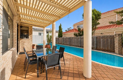 Applecross House | Elegant Riverfront 5BR Family Retreat with Pool