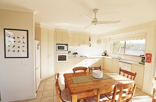 Merimbula Cabin | Ella Bleu: 3 bedroom home, so close to town.