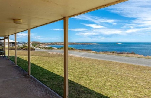 Ward House | Elliston Esplanade Beach House (RUFF-INN-IT)