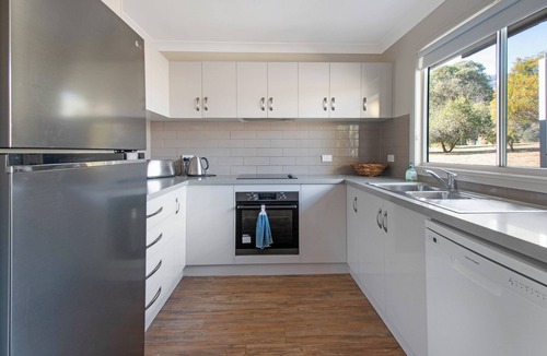 Little River Cottage | Elm Cottage Tumut - River Gum a 3 bedroom Pet Friendly Cottage with river views