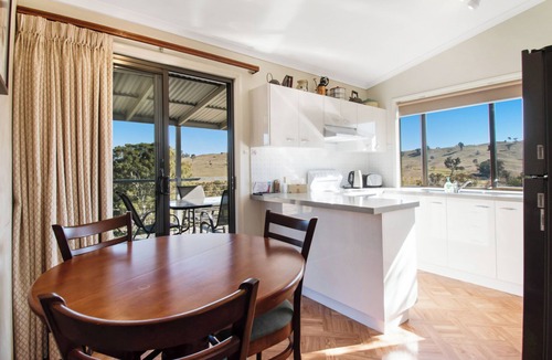 Little River Cottage | Elm Cottage Tumut -Blue Gum a Pet Friendly cosy 2 bedroom Cottage - river views