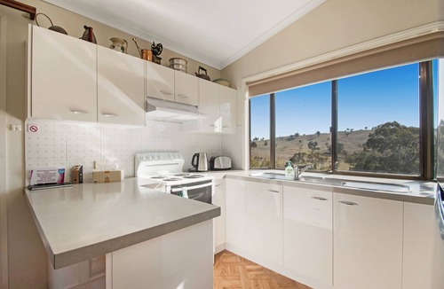 Little River Cottage | Elm Cottage Tumut -Blue Gum a Pet Friendly cosy 2 bedroom Cottage - river views