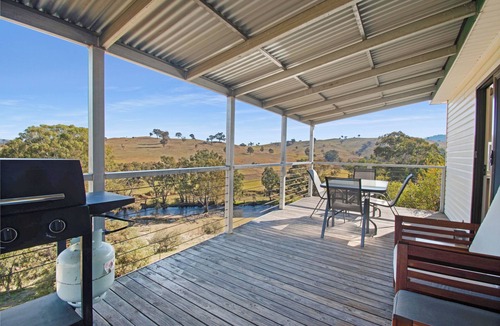 Little River Cottage | Elm Cottage Tumut -Blue Gum a Pet Friendly cosy 2 bedroom Cottage - river views