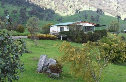 Little River Cottage | Elm Cottage Tumut -Blue Gum a Pet Friendly cosy 2 bedroom Cottage - river views