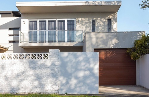 Elwood House | Elwood Beachside retreat- Melbourne. 4 bedrooms, 2 bathrooms. Pet friendly!