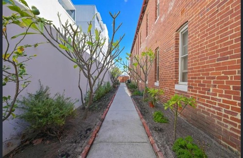 Perth Hostel | Emu Backpackers Perth - note - Valid Passport required for check in