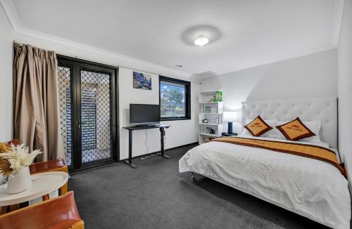 Sunbury House | Emu Lodge Spacious 6BR Hilltop Retreat