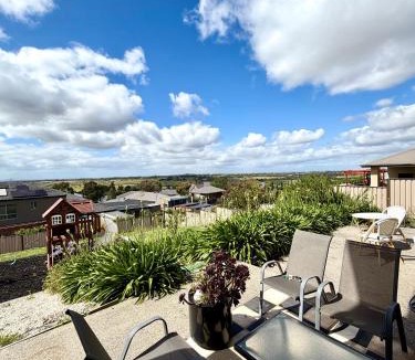 Sunbury House | Emu Lodge Spacious 6BR Hilltop Retreat