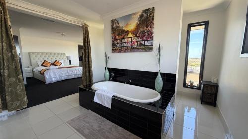 Sunbury House | Emu Lodge Spacious 6BR Hilltop Retreat