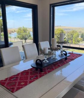 Sunbury House | Emu Lodge Spacious 6BR Hilltop Retreat