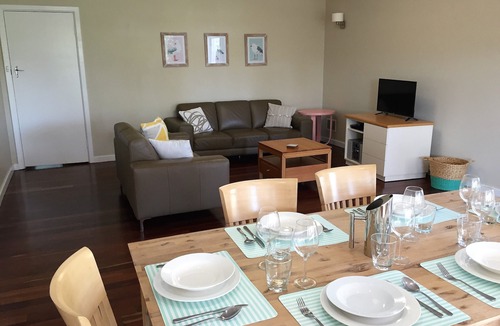 Emu Point Cottage | Emu Point Beach Cottage: Oyster Cottage - pet friendly accommodation