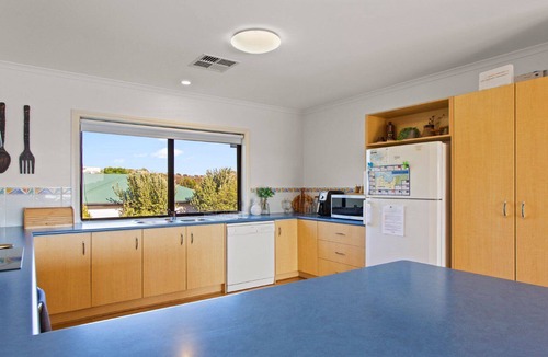 Lake Wangary House | Endeavour 6 is a Large Property - Ideal for Families, or a large group of friends. Close to Boat Ramp, Secure Rear Yard