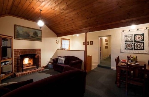 Barossa Goldfields House | Enerby Farm Cottage - located at Cockatoo Valley