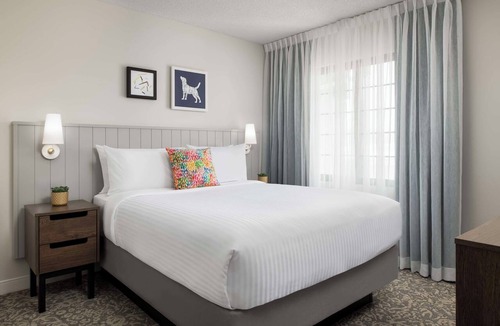 Thornhill Hotel | Enjoy Comfort & Convenience at This Modern Thornhill Suite with Swimming Pool