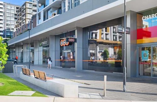 Lidcombe Apartment | Enormous Modern Retreat Gym Pool BBQ Parking Rooftop