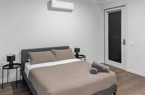 Mambourin House | ENTIRE 3BR Home Near Werribee Plaza Zoo with Free Parking