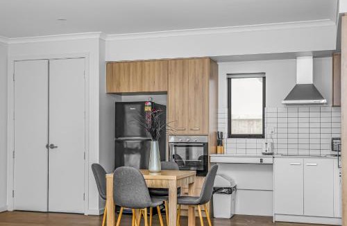 Mambourin House | ENTIRE 3BR Home Near Werribee Plaza Zoo with Free Parking